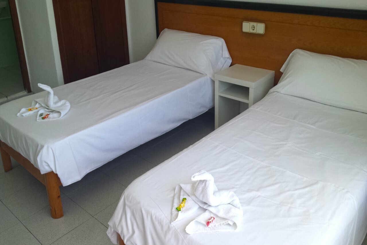 Фото Hostal Port Corona