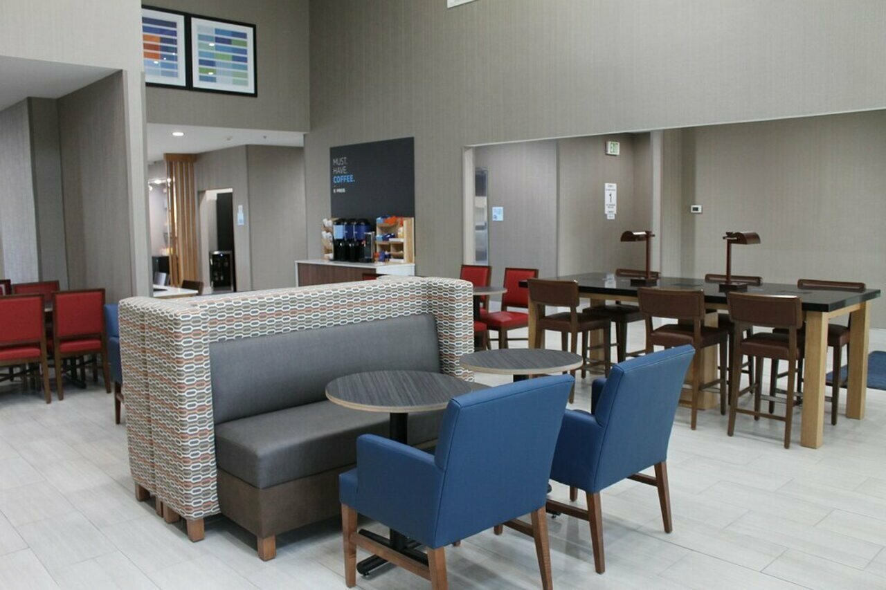 Фото Holiday Inn Express & Suites Tulare, an Ihg Hotel