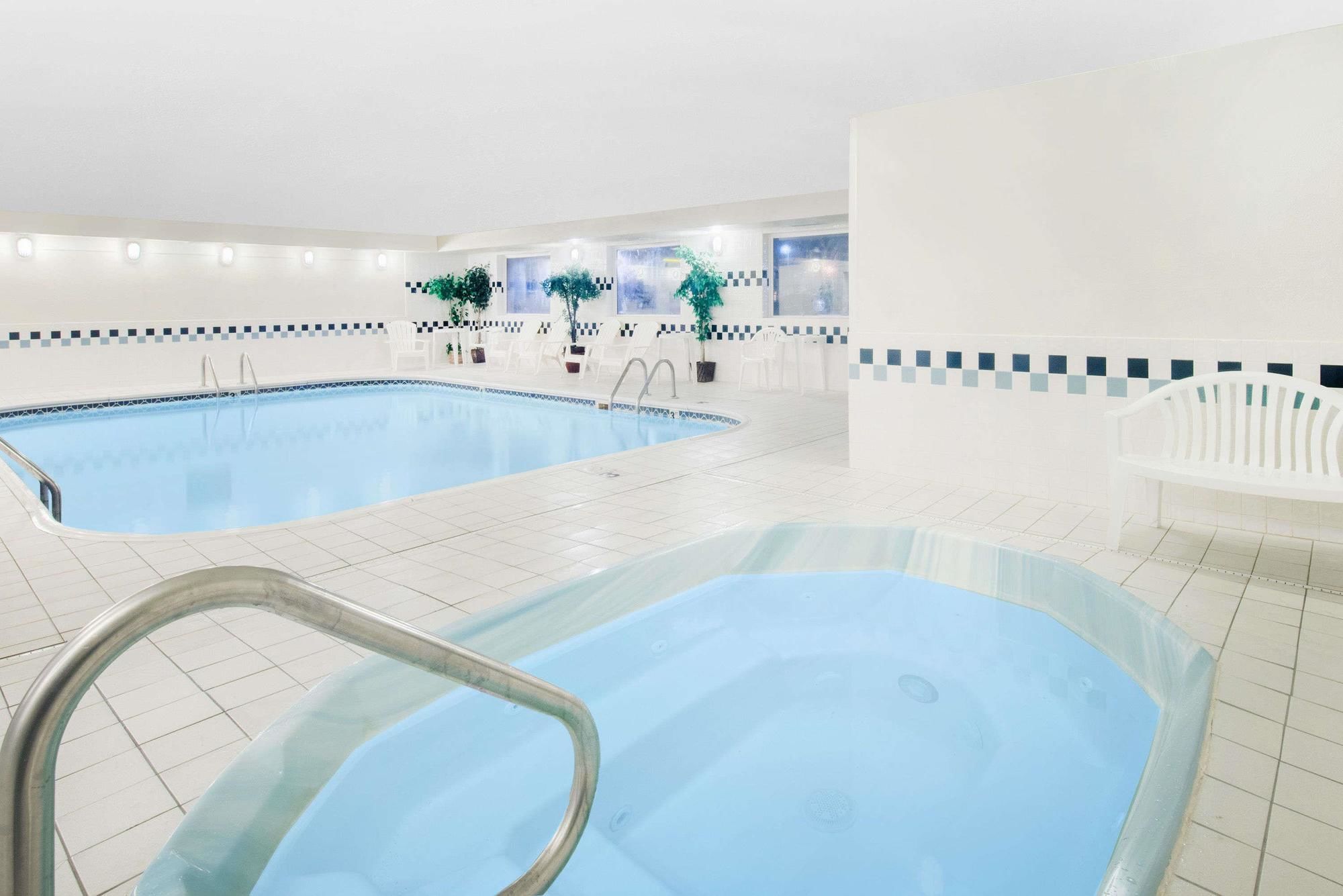 Фото Days Inn & Suites by Wyndham Fargo 19th Ave/Airport Dome