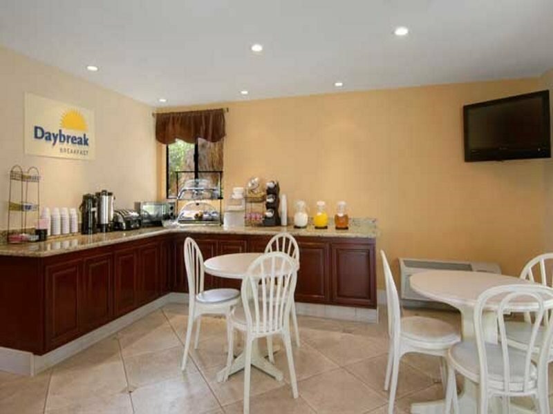 Фото Days Inn by Wyndham San Bernardino/Redlands