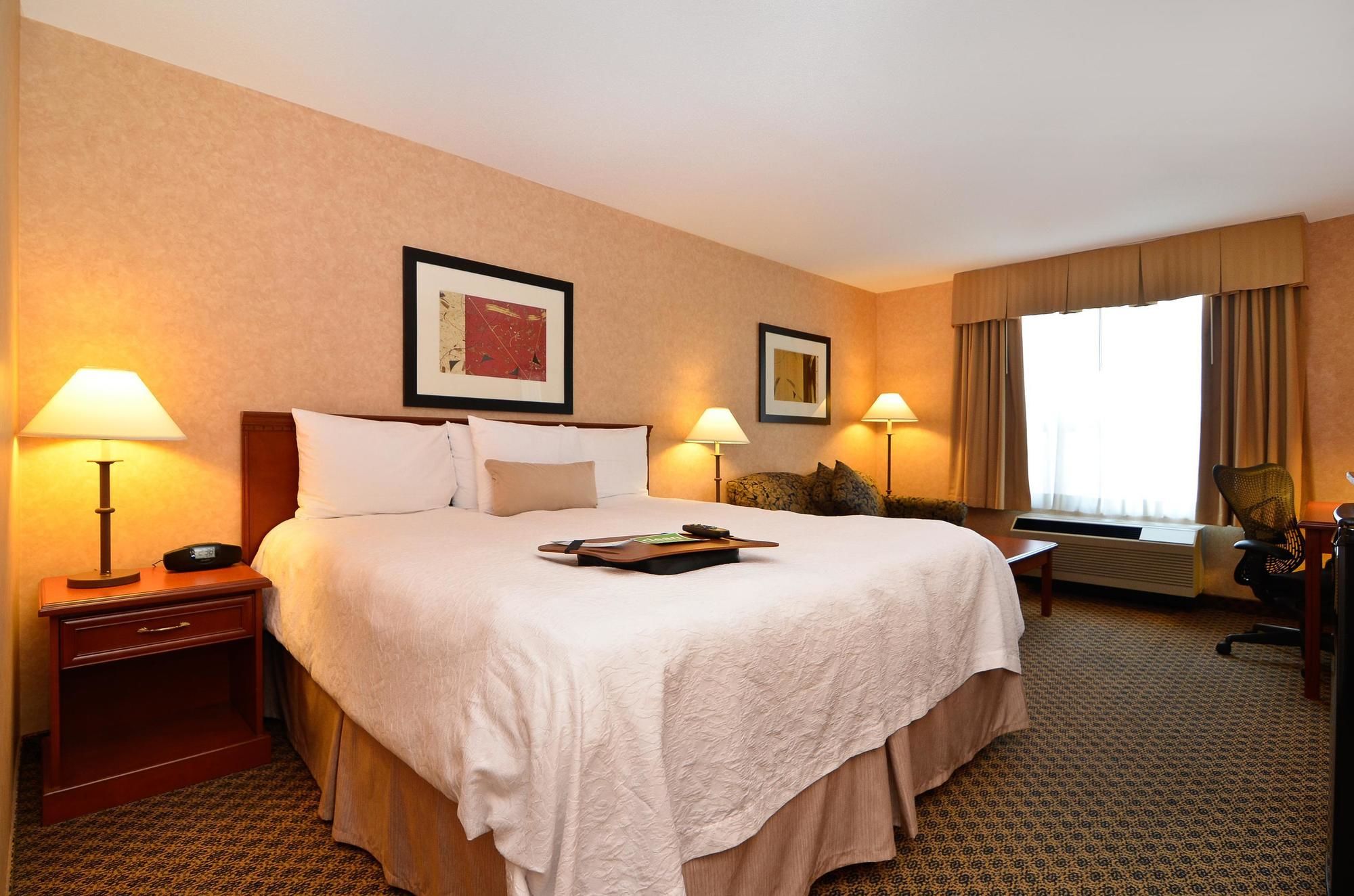 Фото Hampton Inn & Suites by Hilton Langley-Surrey
