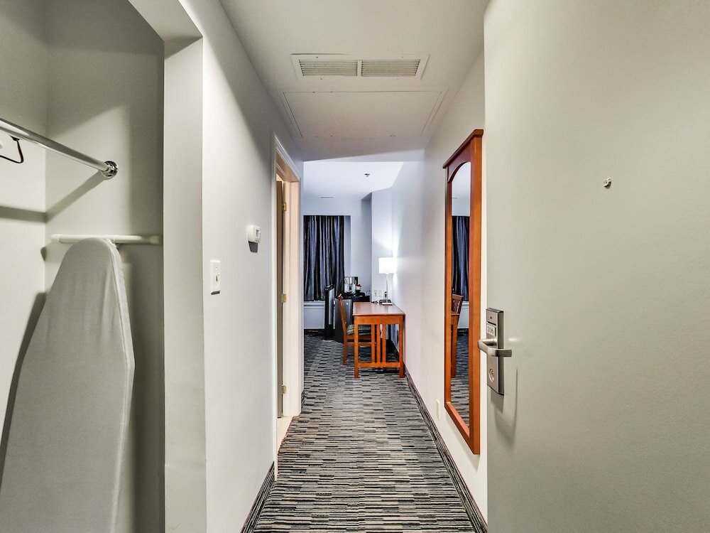 Фото Isabella Hotel and Suites