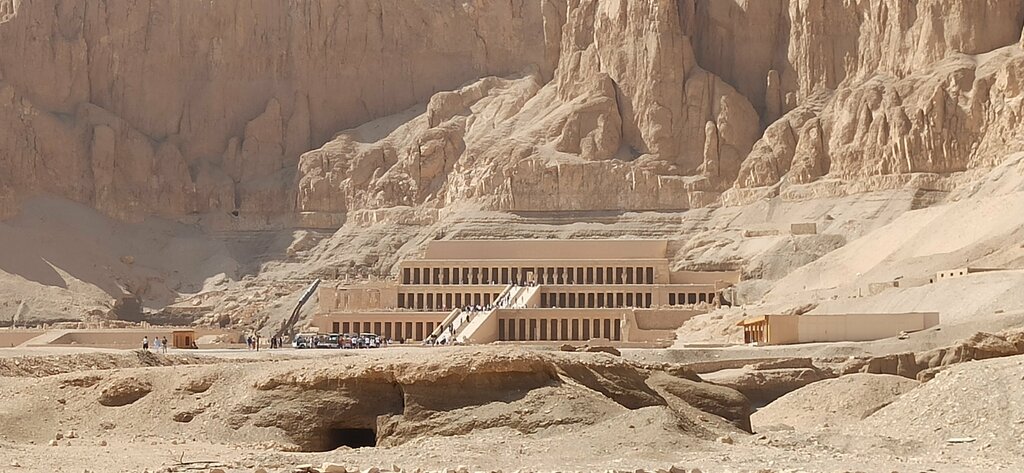 معلم جذب سياحي Заупокойный храм Ментухотепа I ، لوكسور، صورة