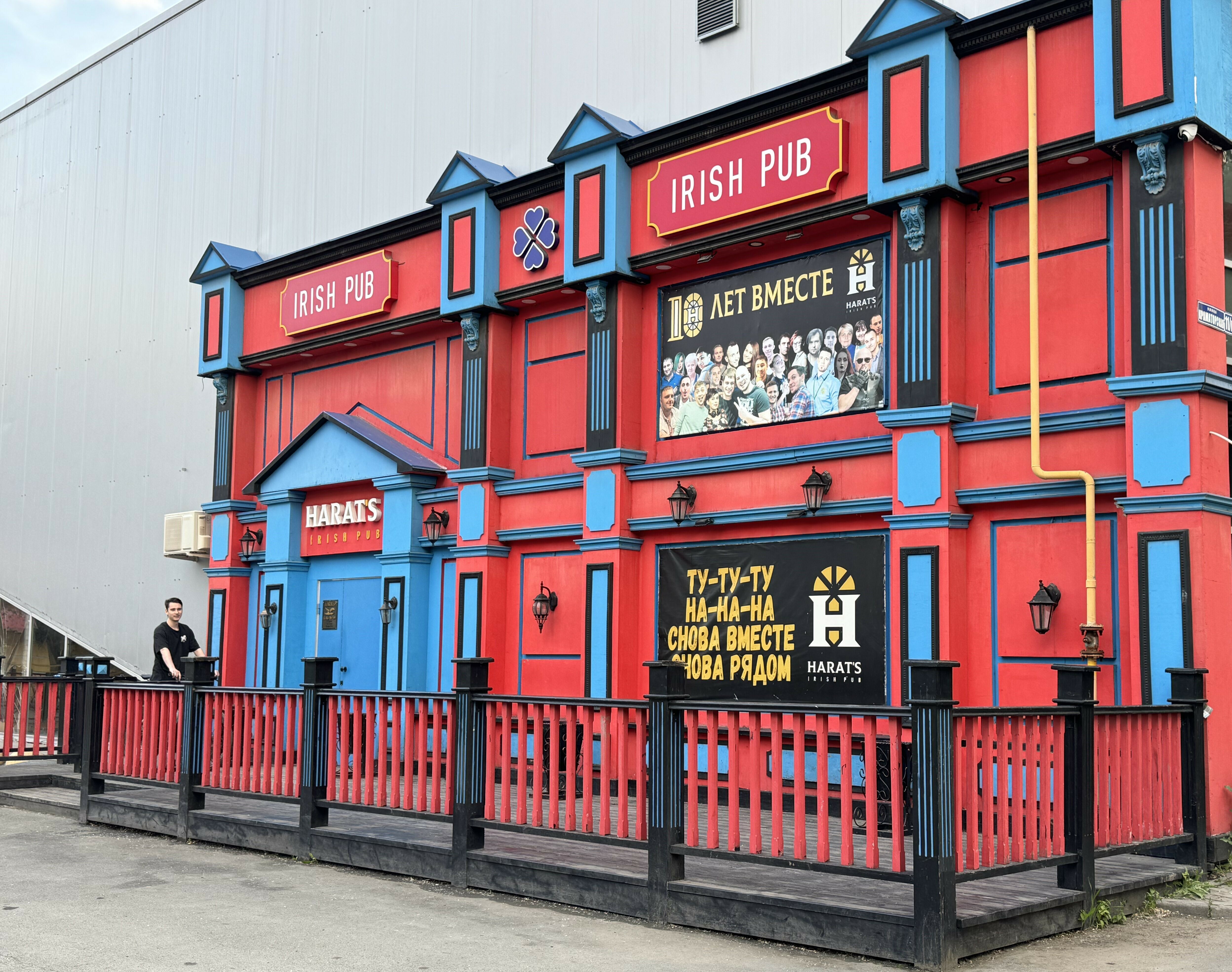 Порно трахает көк қызды бұталарда