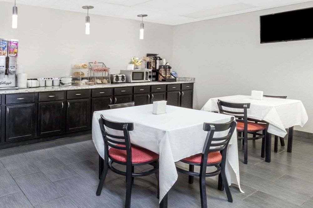 Фото Super 8 by Wyndham Logansport