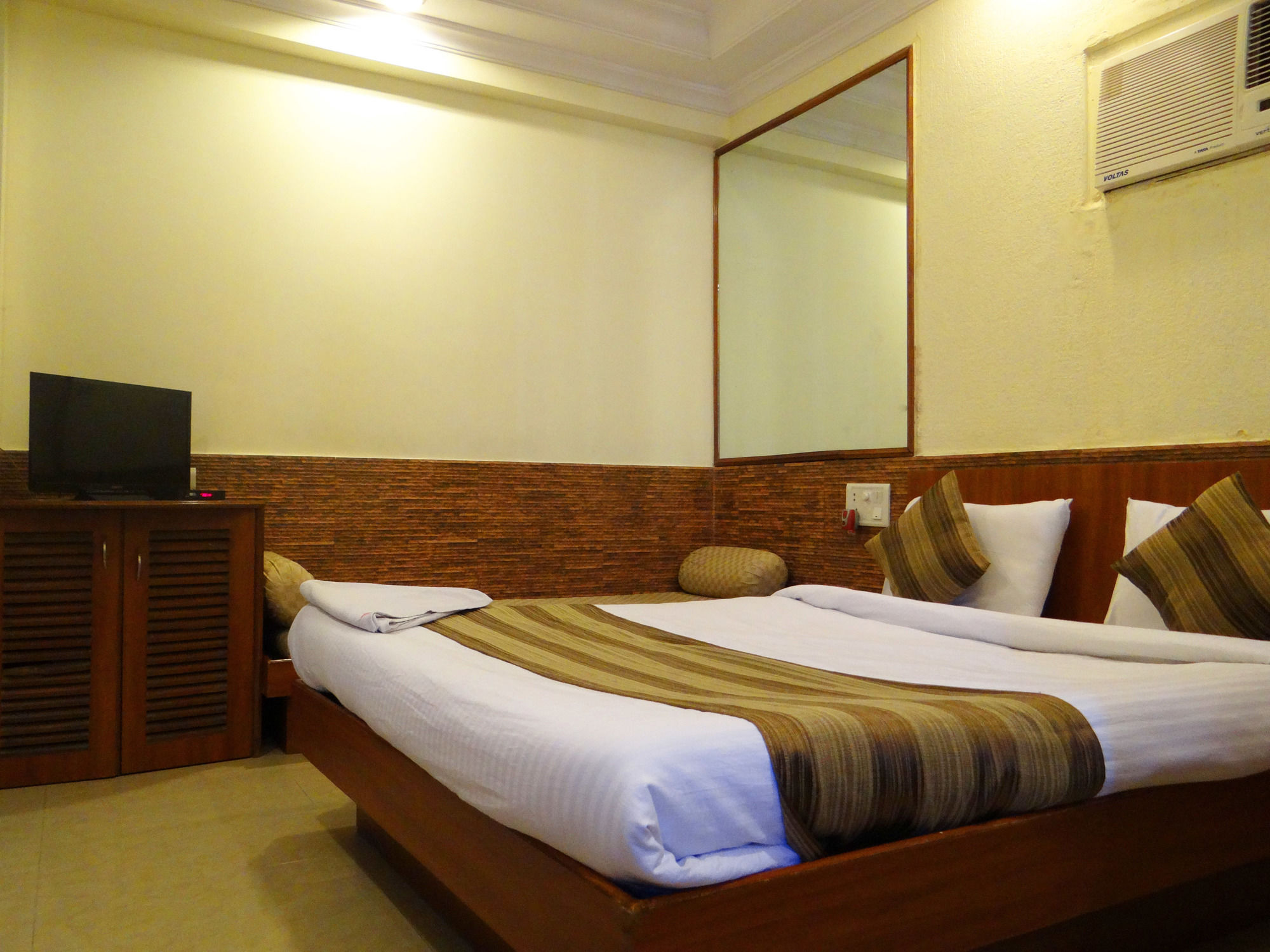Фото Lucky Hotel Bandra