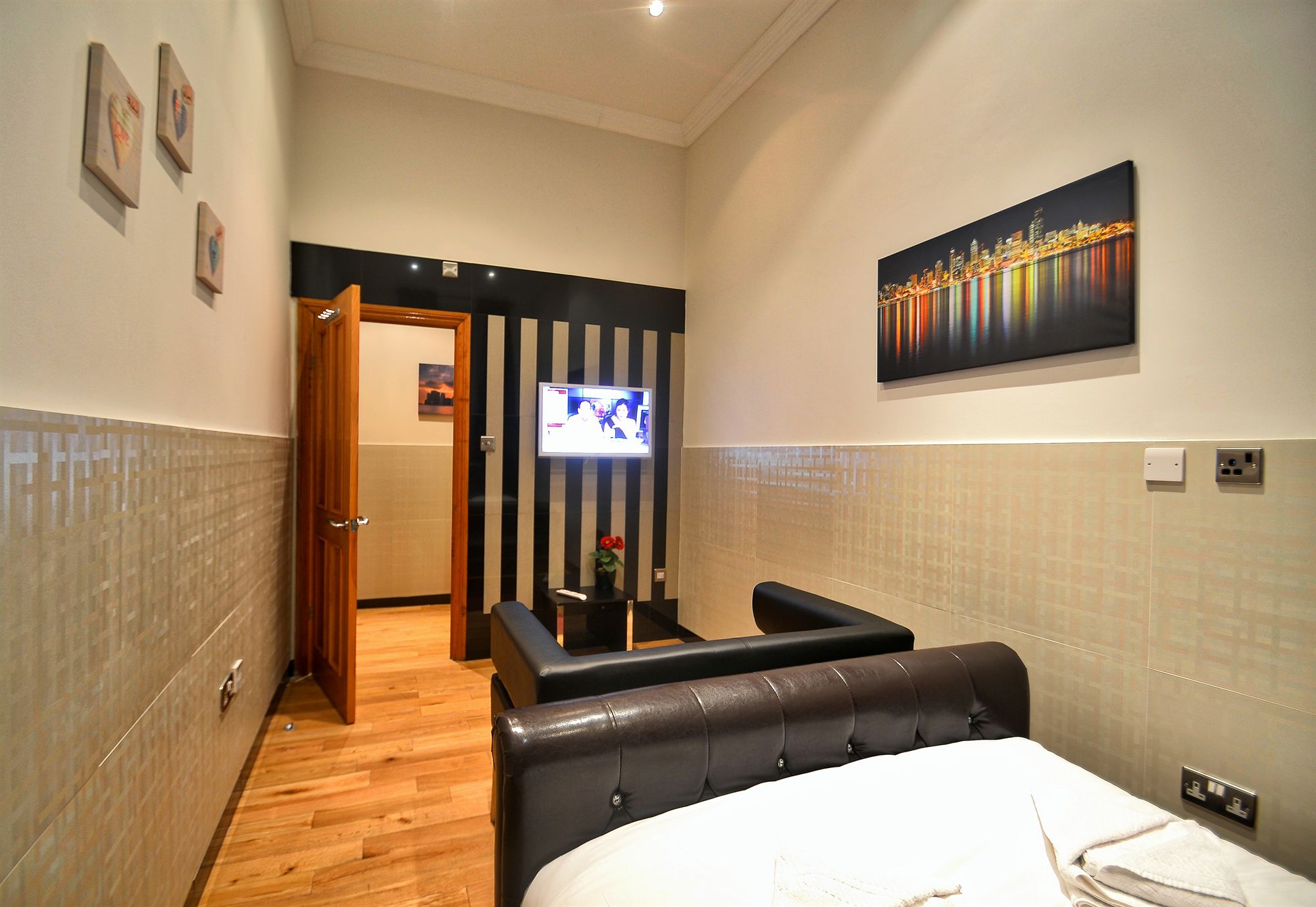 Фото Hyde Park Apartments