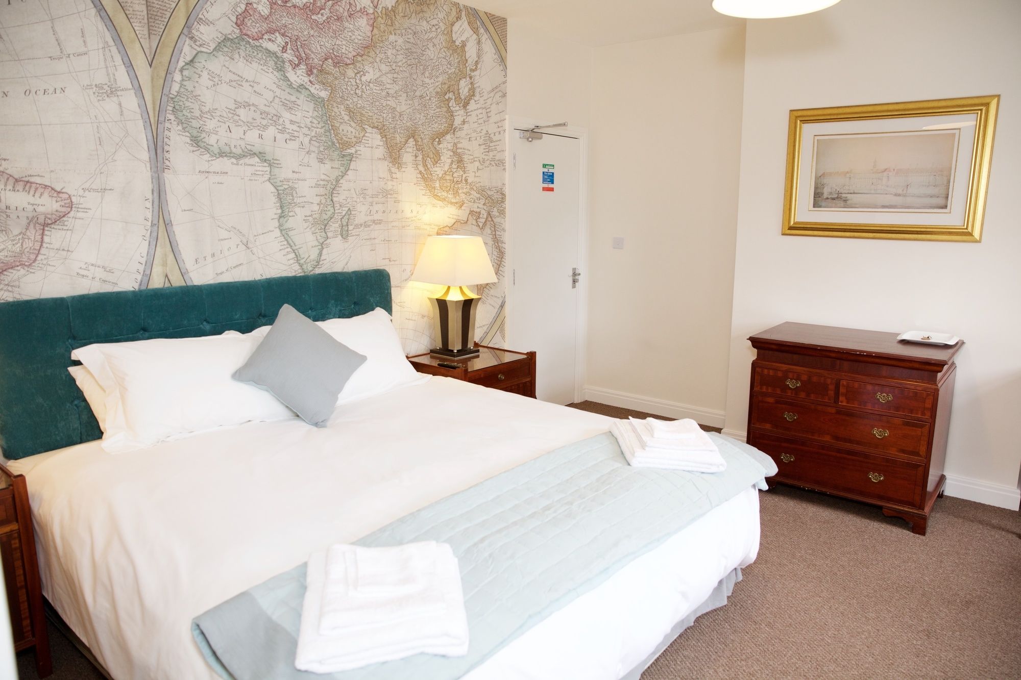 Фото The Captain Cook Hotel