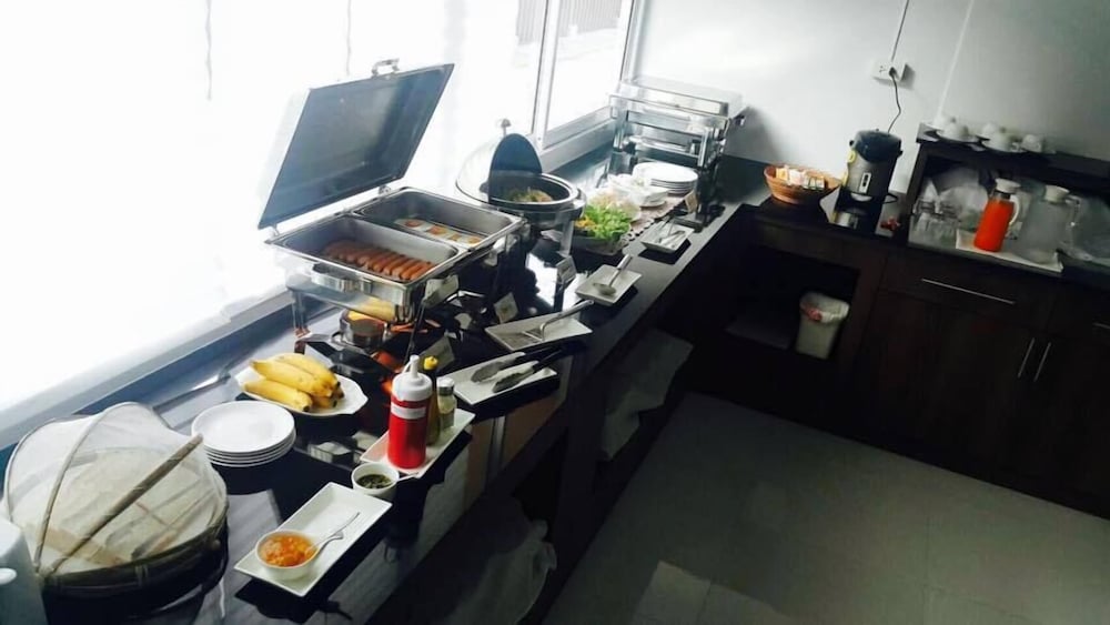 Фото Peak Boutique City Hotel