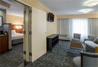 Фото Courtyard by Marriott Raynham