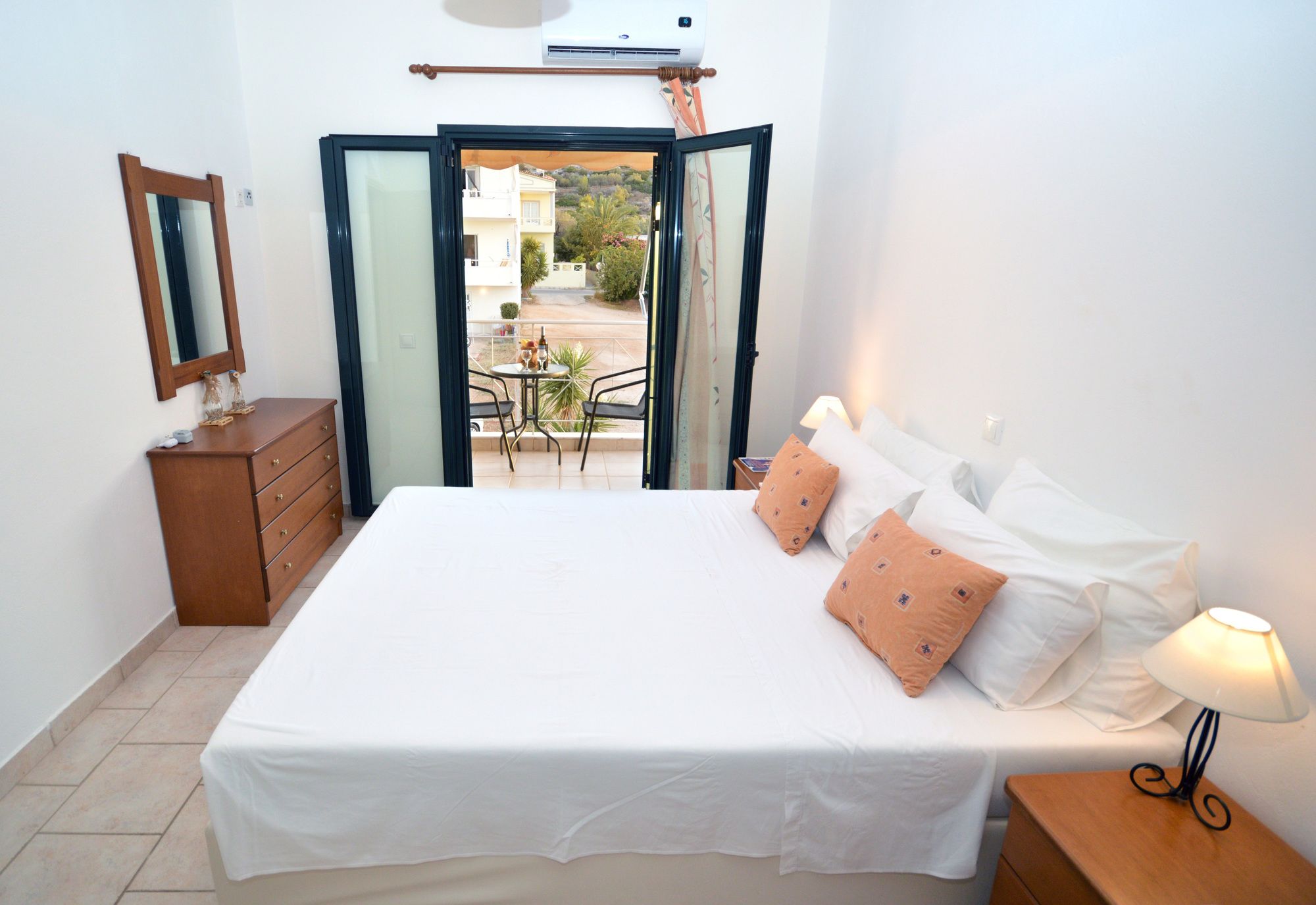 Фото Koukounari Apartments