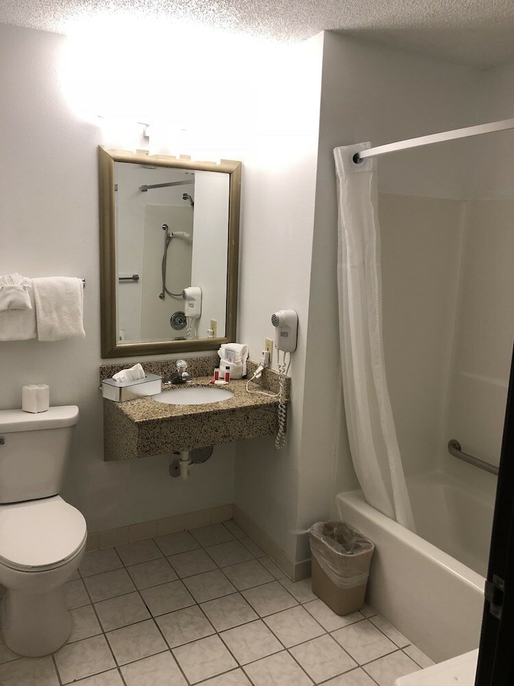 Фото Super 8 by Wyndham Milwaukee Airport