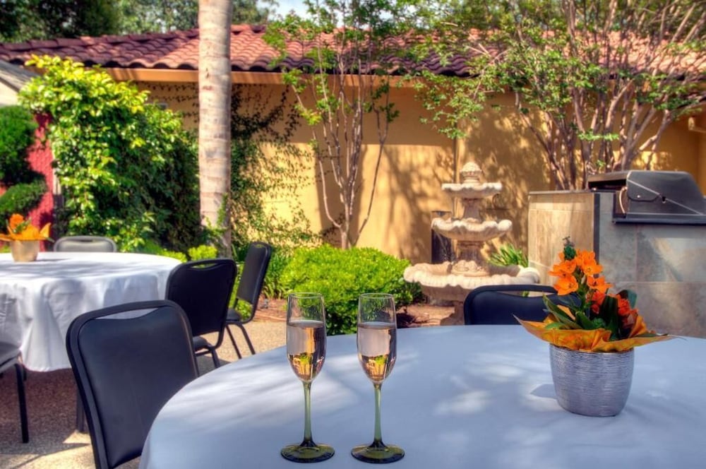 Фото University Park Inn & Suites