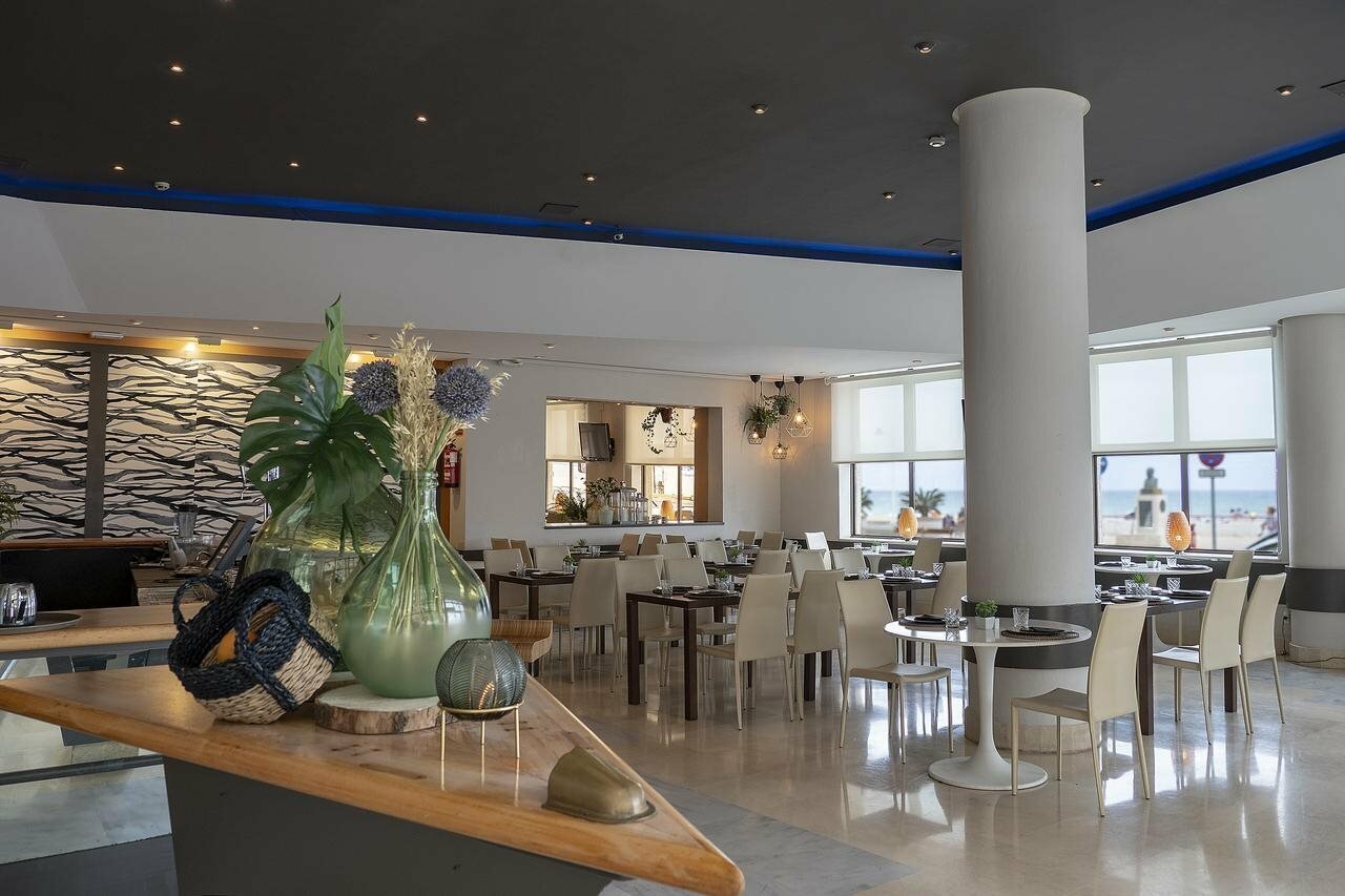 Фото Hotel Cádiz Paseo del Mar Affiliated by Meliá