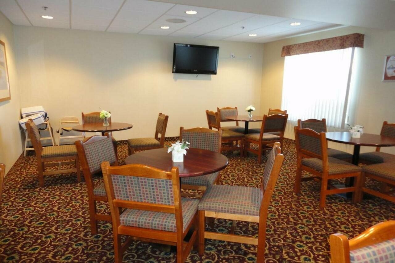 Фото Days Inn by Wyndham Edmonton South