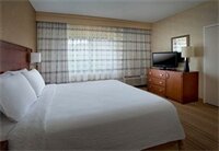 Фото Courtyard by Marriott Newark Liberty International Airport