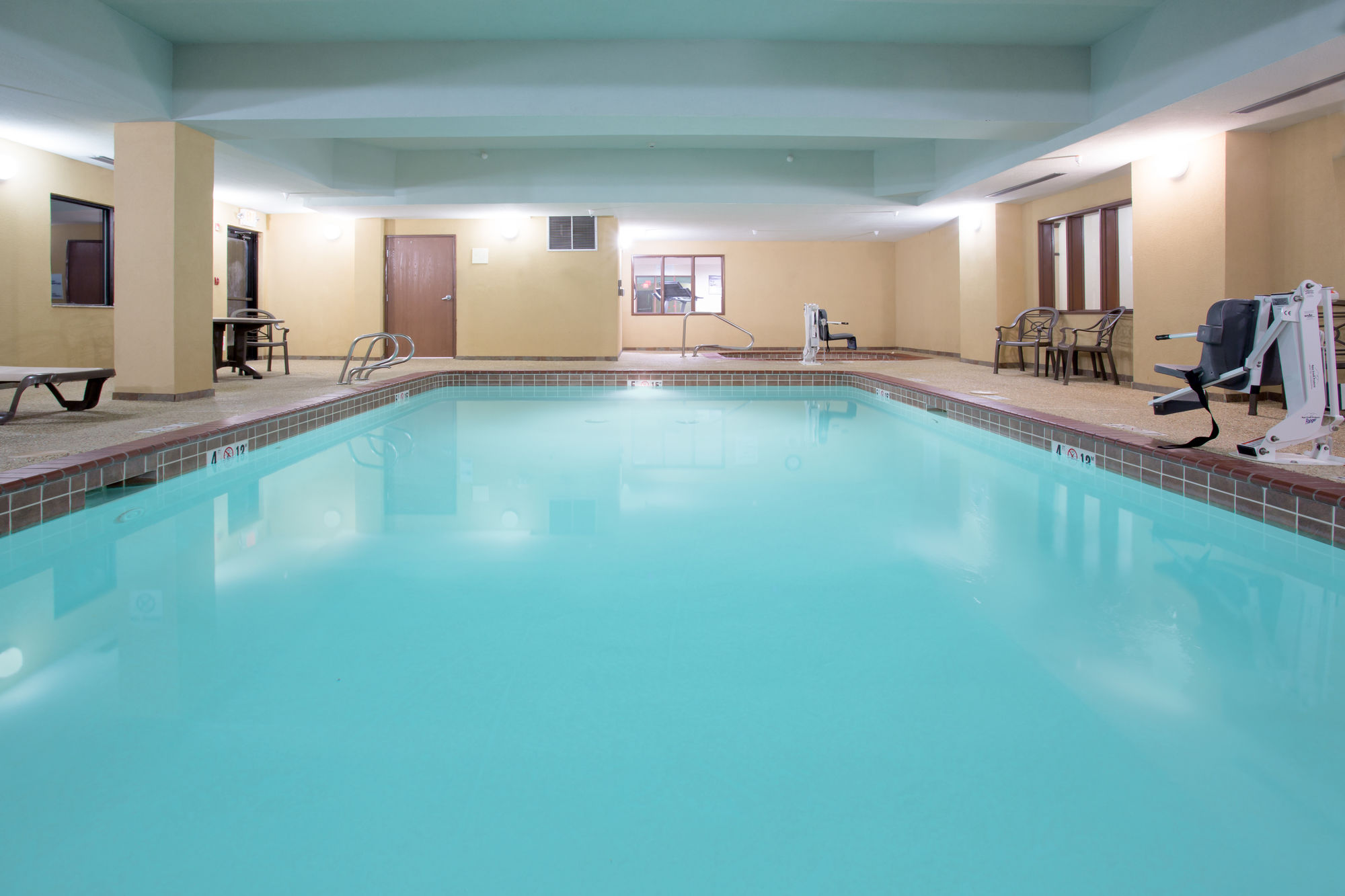 Фото Holiday Inn Express Hotel & Suites Las Vegas, an Ihg Hotel