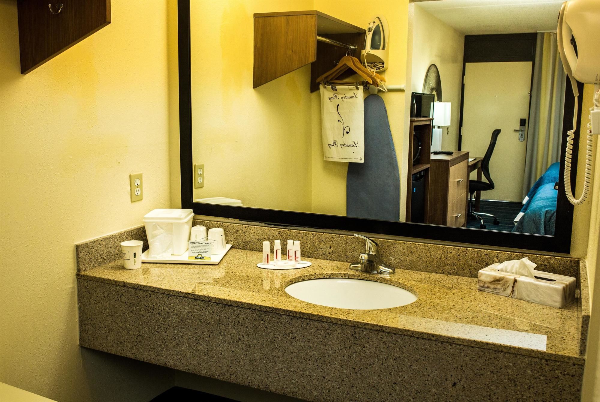 Фото Days Inn by Wyndham Newark Wilmington