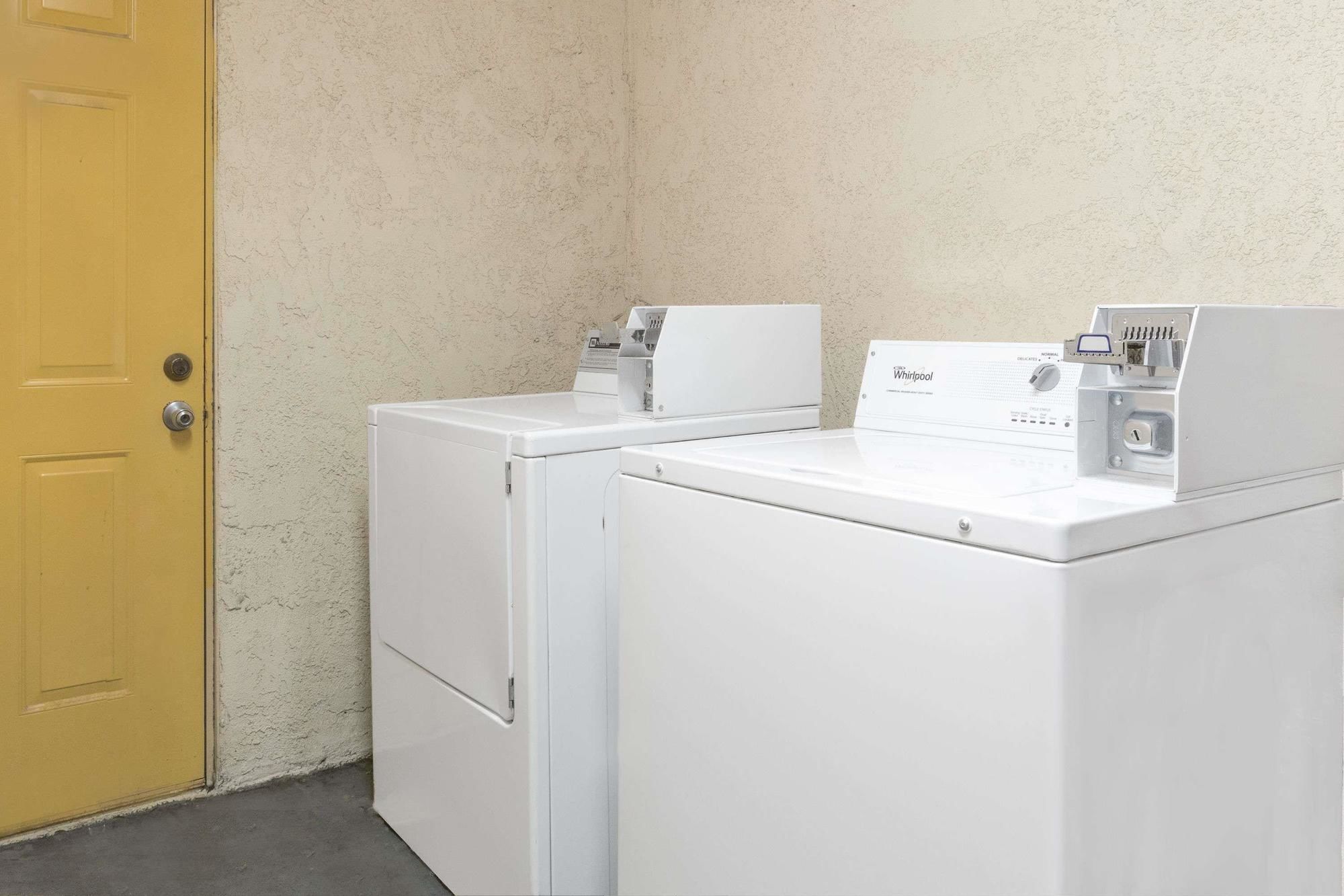 Фото Days Inn by Wyndham Kingman West