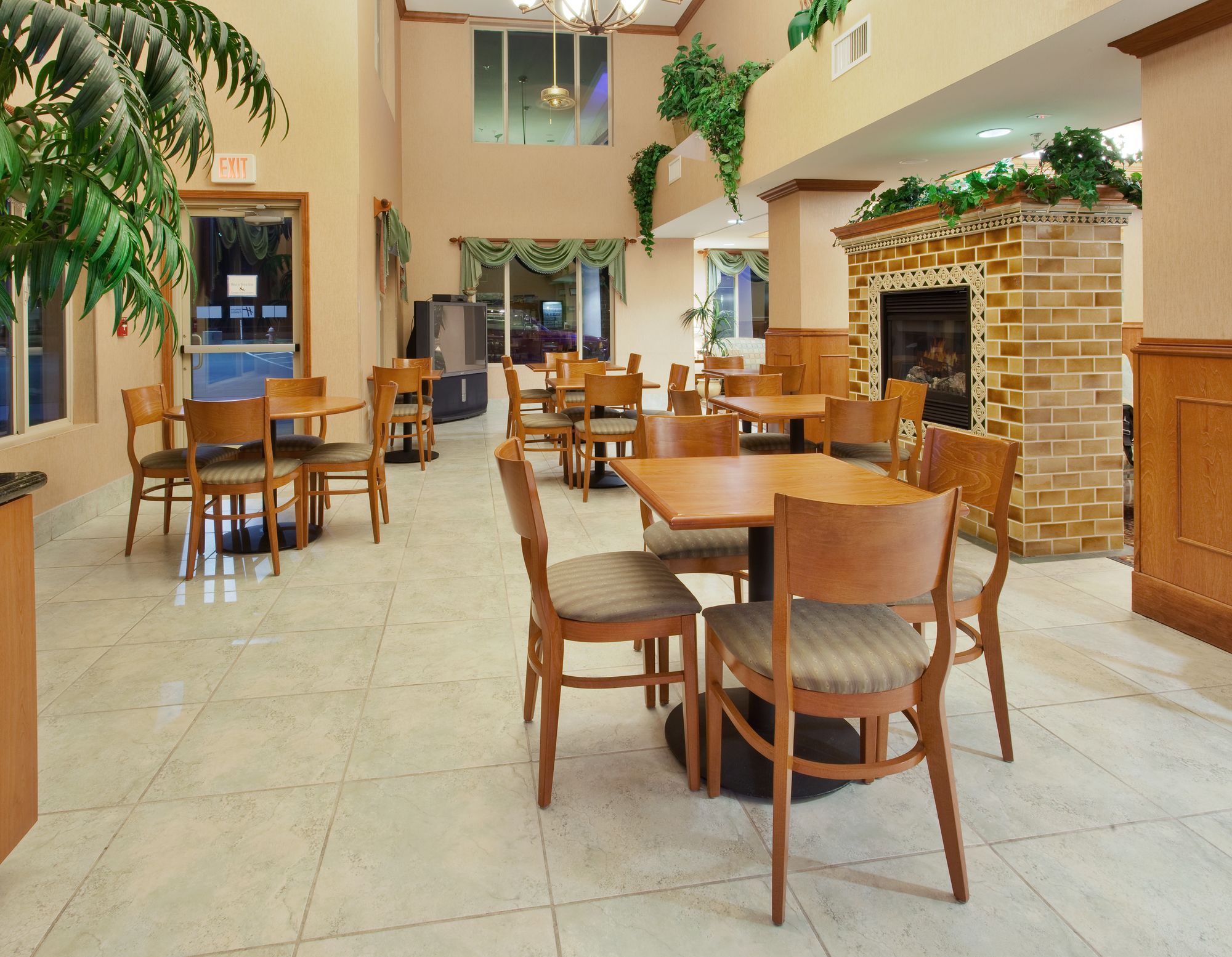 Фото Holiday Inn Express & Suites Carson City, an Ihg Hotel