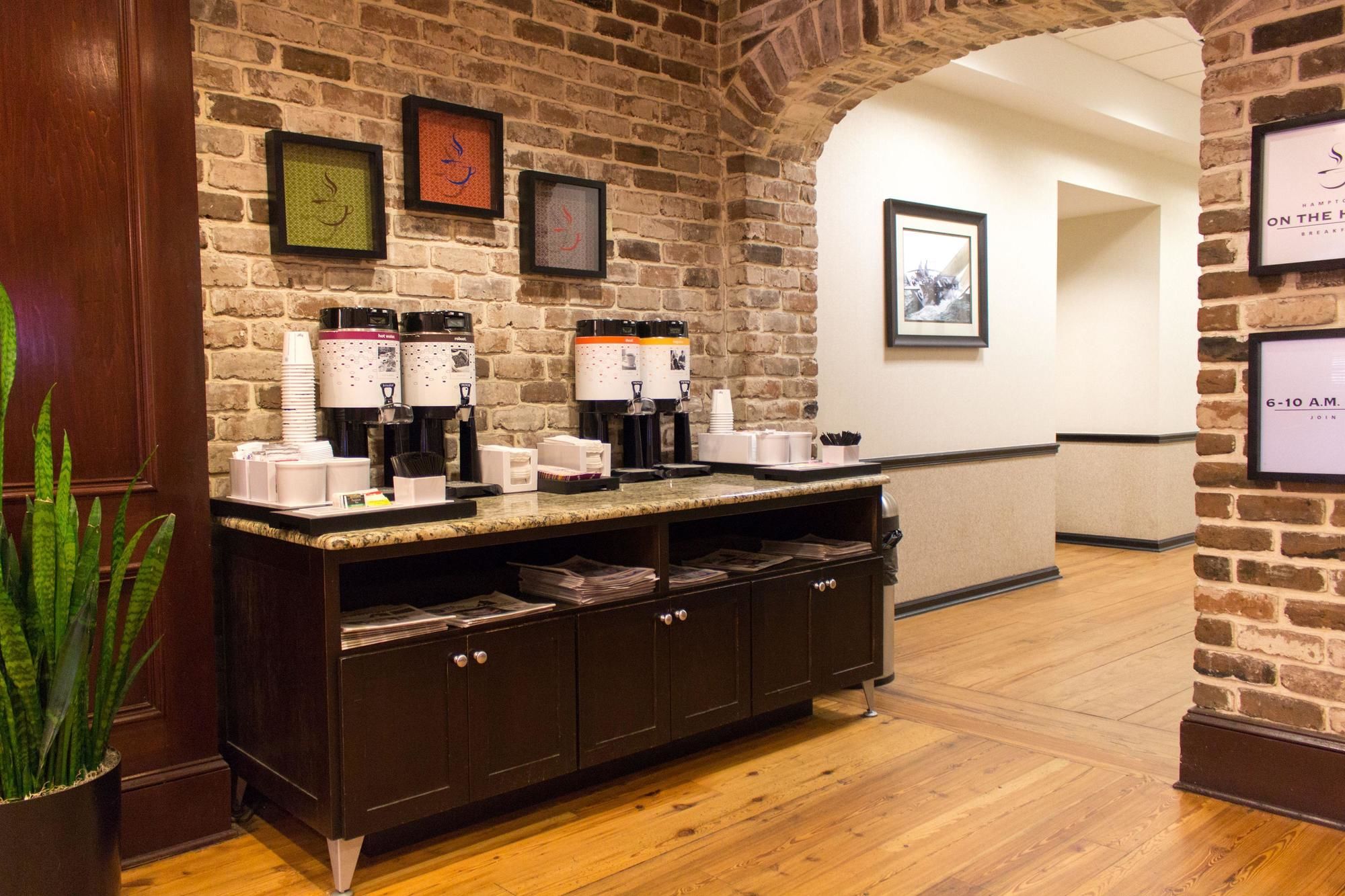 Фото Hampton Inn Savannah Historic District