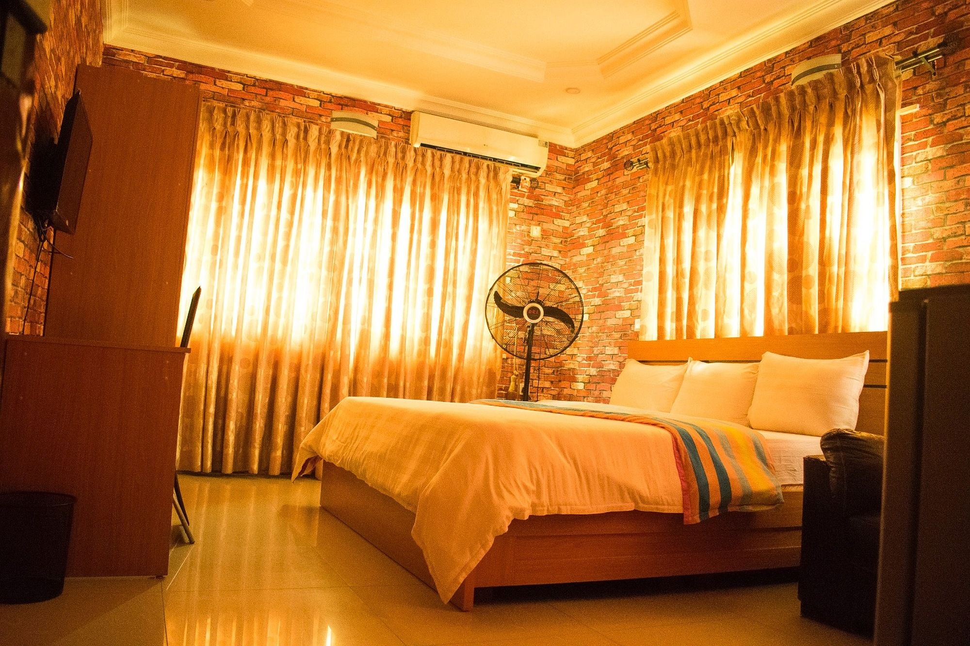 Фото Crestview Hotel & Suites