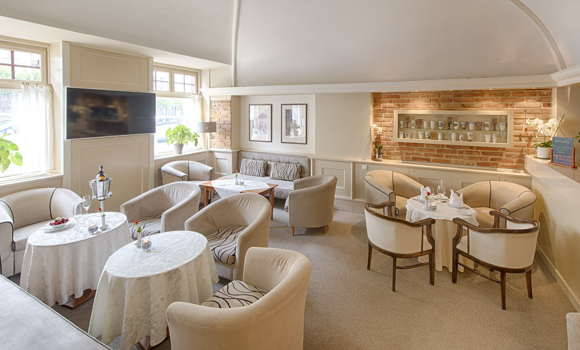 Фото Hotel Embassy