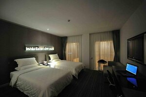 Kingtown Riverside Hotel Plaza Shanghai (Xinzha Road, 126), hotel