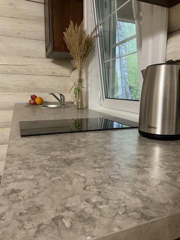 Фото Уютный домик в лесу у пруда