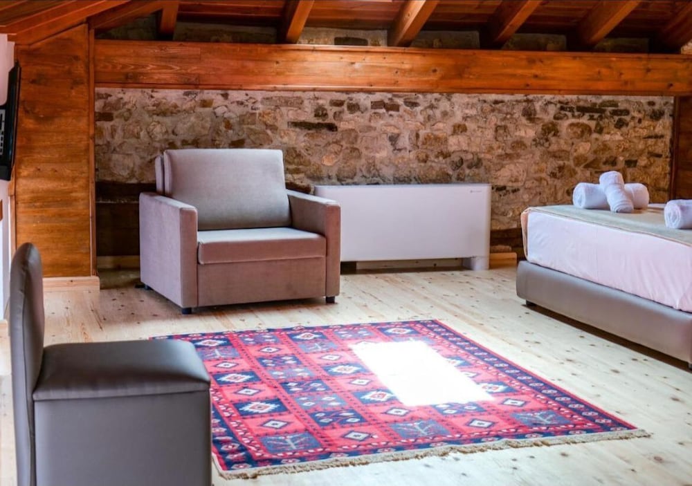 Фото Hotel Kapllani