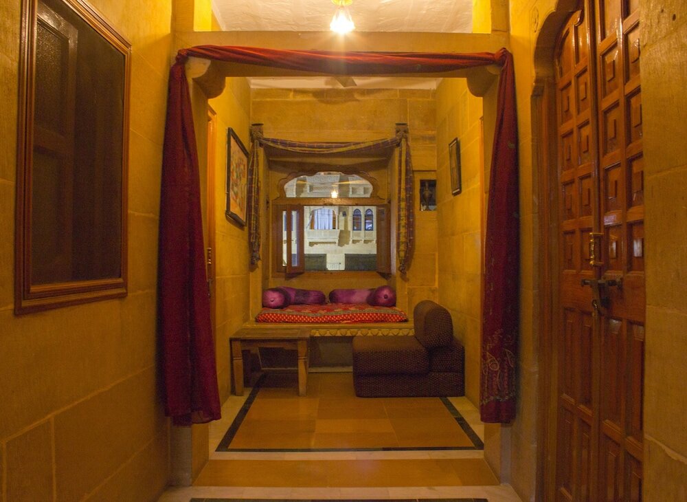 Фото Hotel Shahi Palace