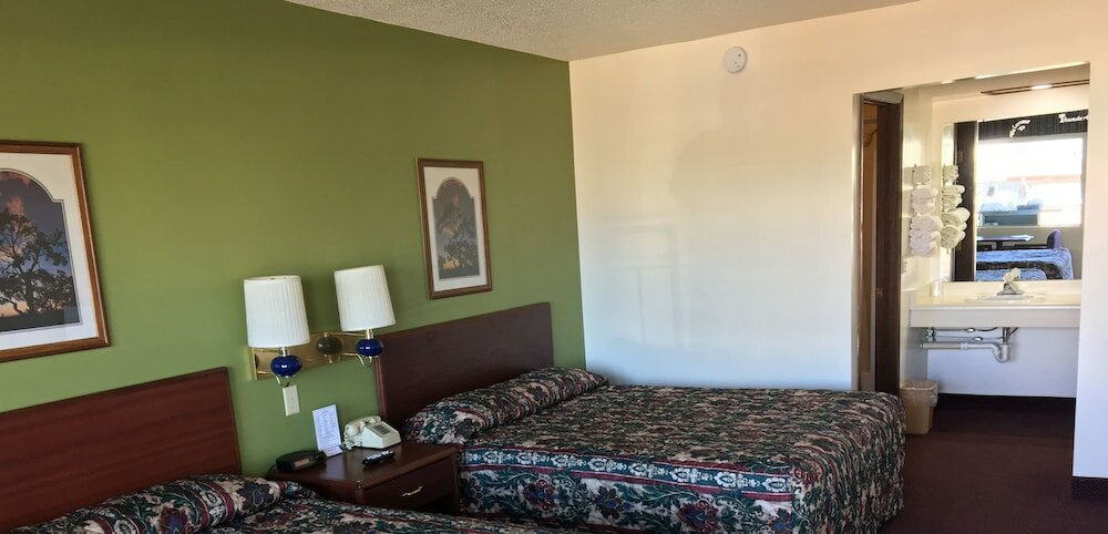 Фото Thunderbird Motor Inn Baraboo