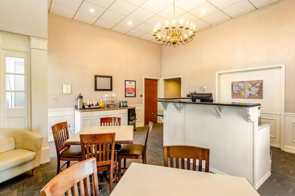 Фото Econo Lodge Inn & Suites Radford-Blacksburg Area