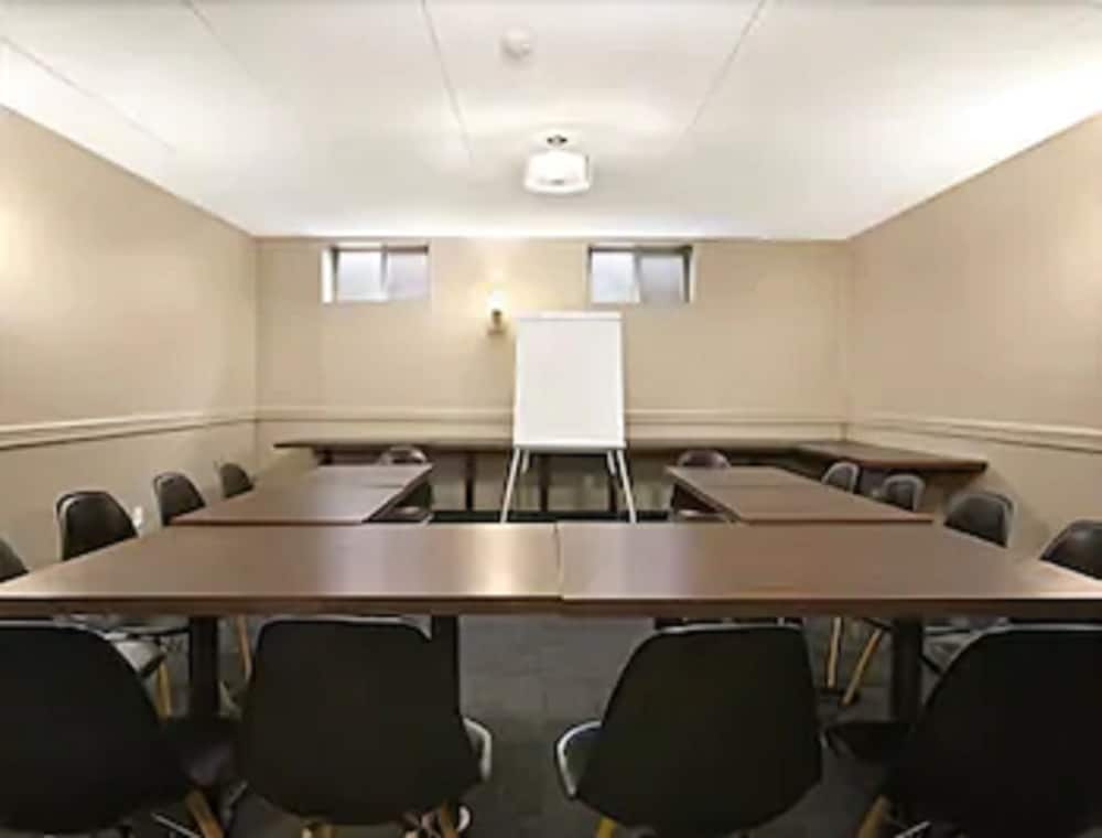 Фото Days Inn by Wyndham Stouffville