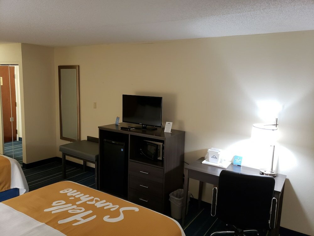 Фото Days Inn by Wyndham Burlington East