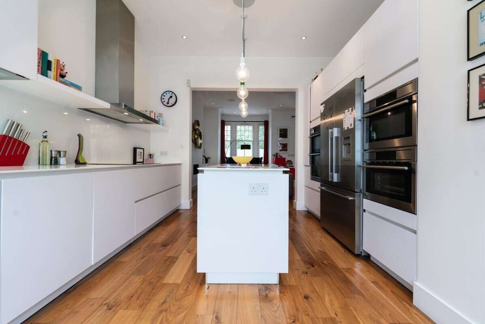 Фото The Clapham Crib - Spacious 4bdr House With Patio