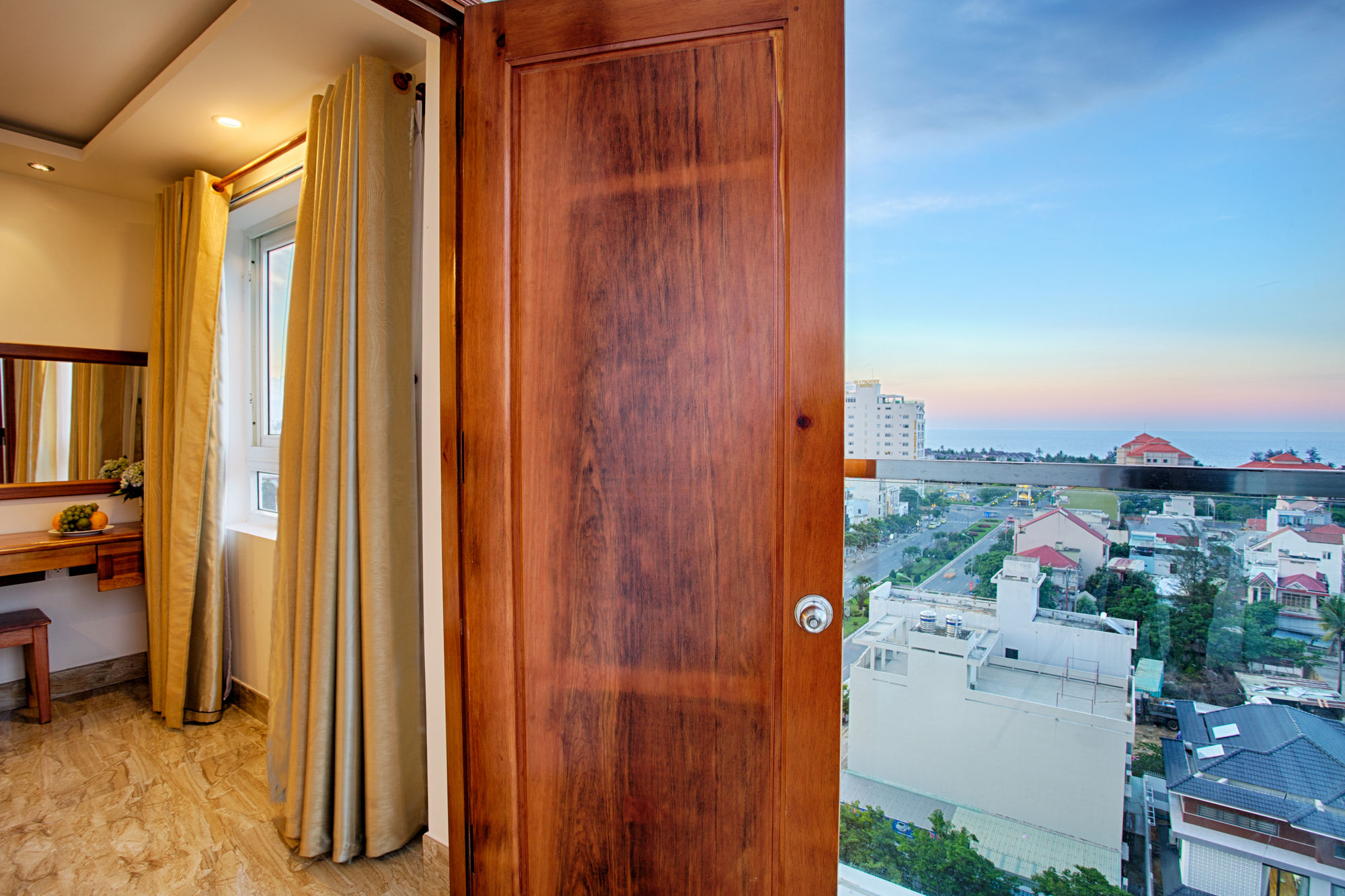 Фото Titan Hotel