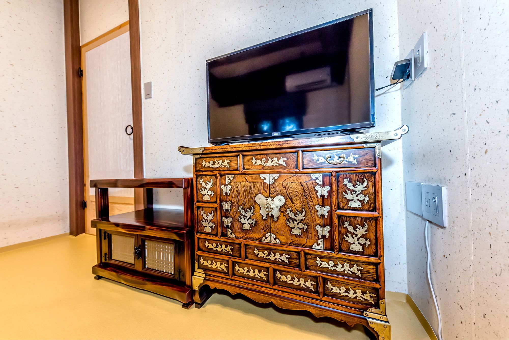 Фото Jeju Hanok Hotel Hallagung