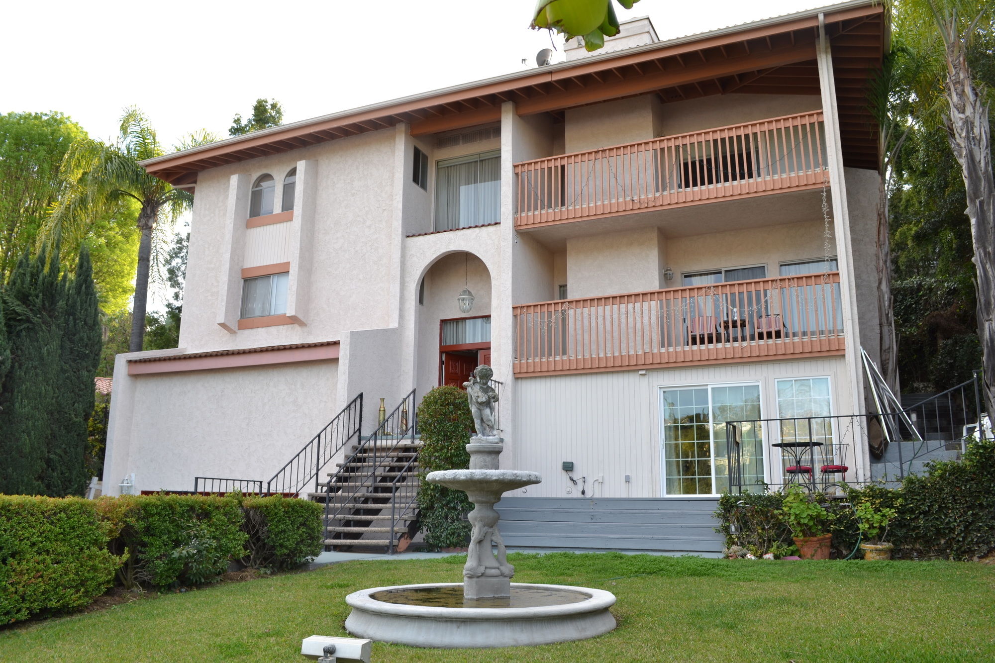 Фото Mini Mansion in Hollywood Hills
