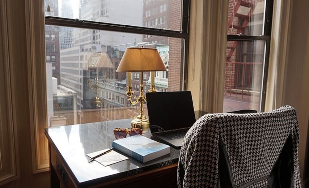 Фото The Iroquois New York