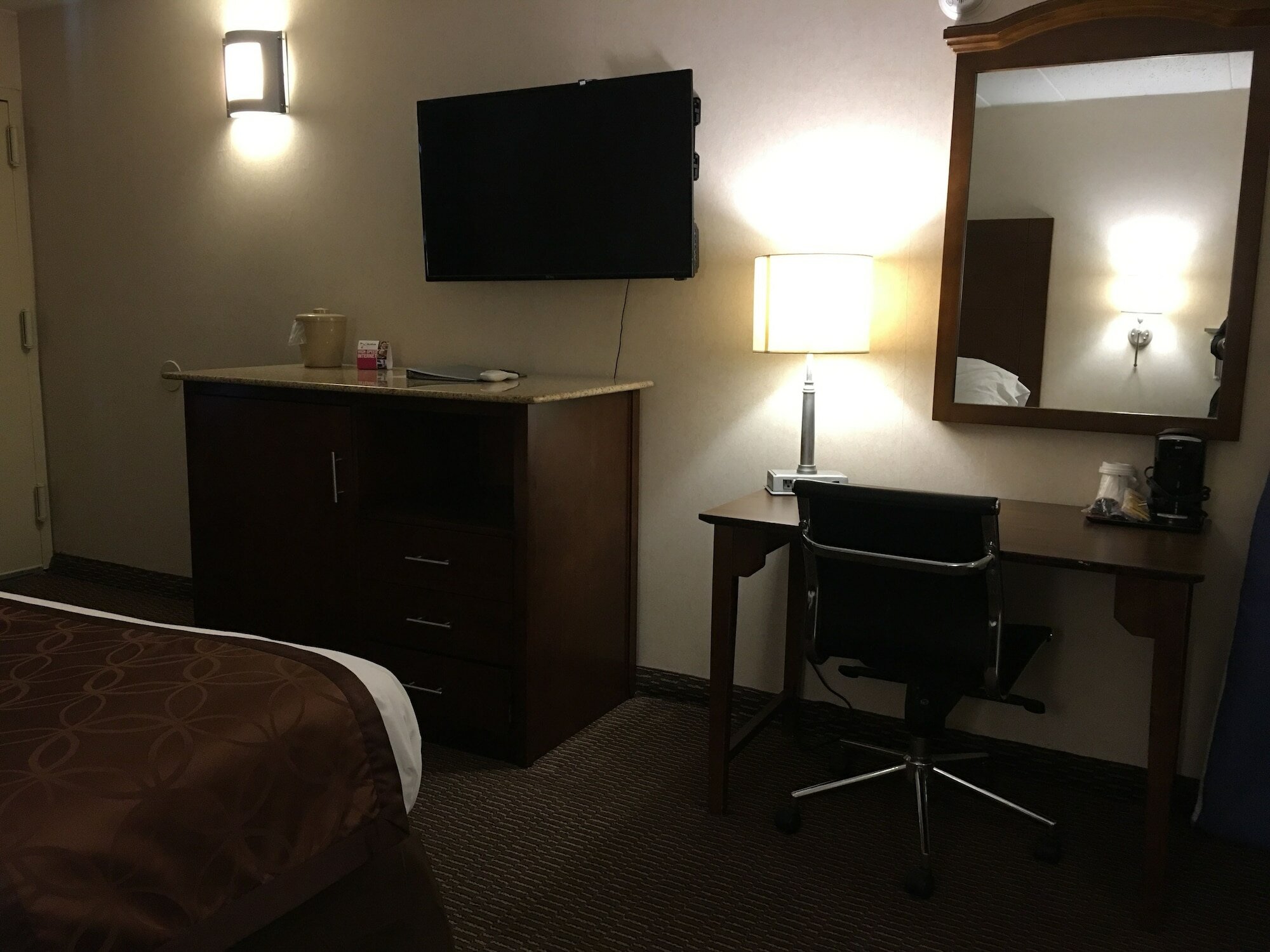 Фото Ramada by Wyndham Rockville Centre