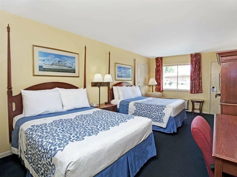 Фото Days Inn by Wyndham Newport News