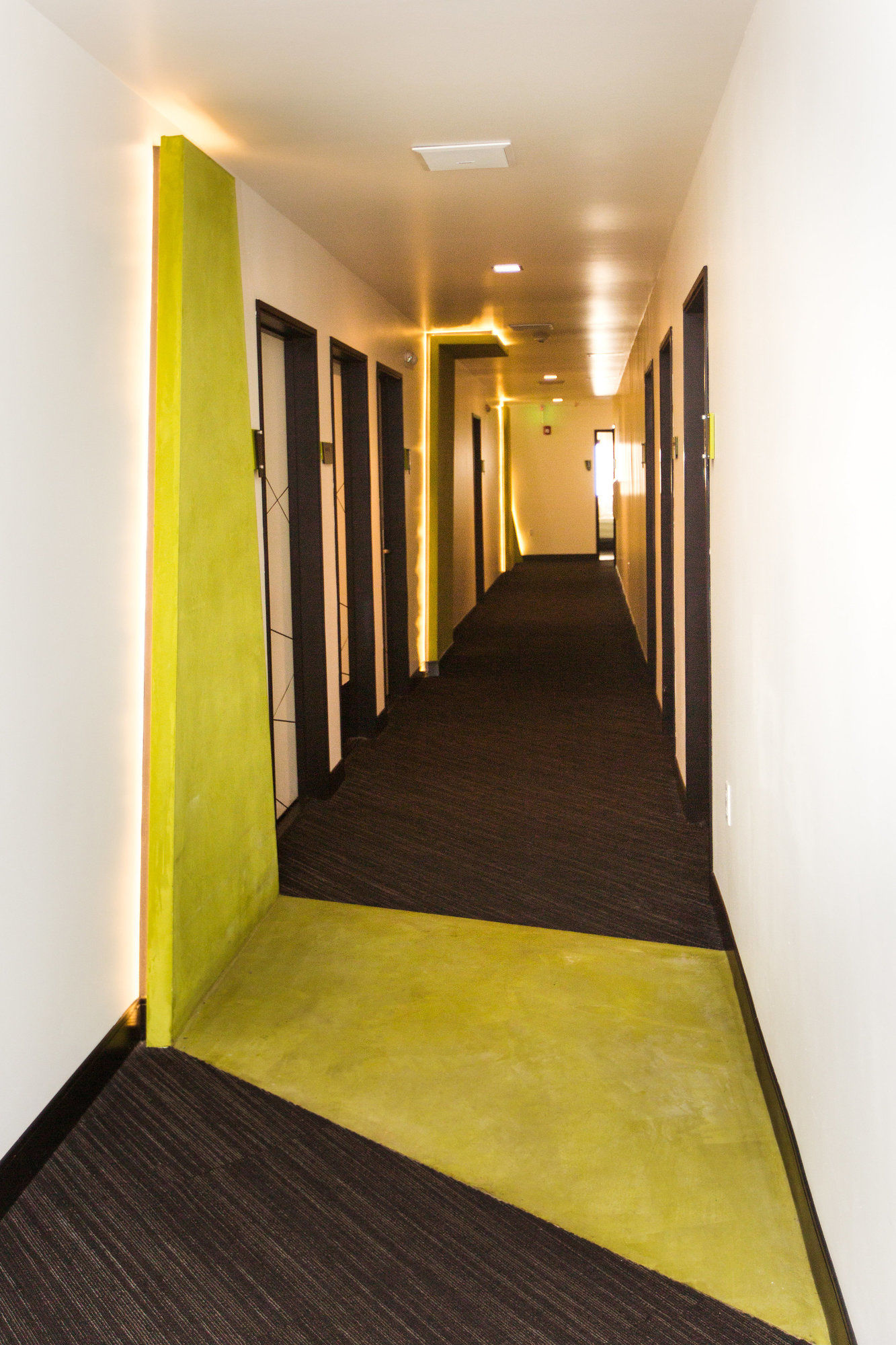 Фото The Moment Hotel