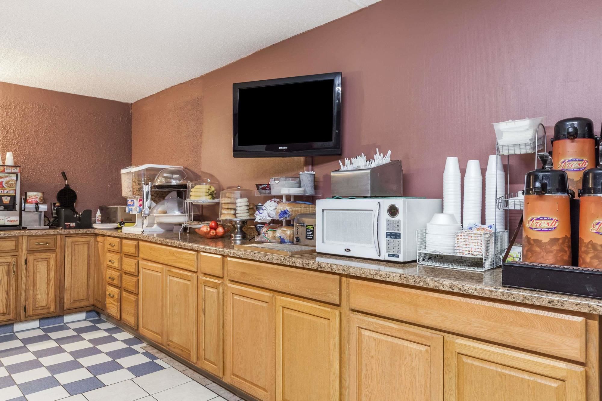 Фото Howard Johnson by Wyndham Albany