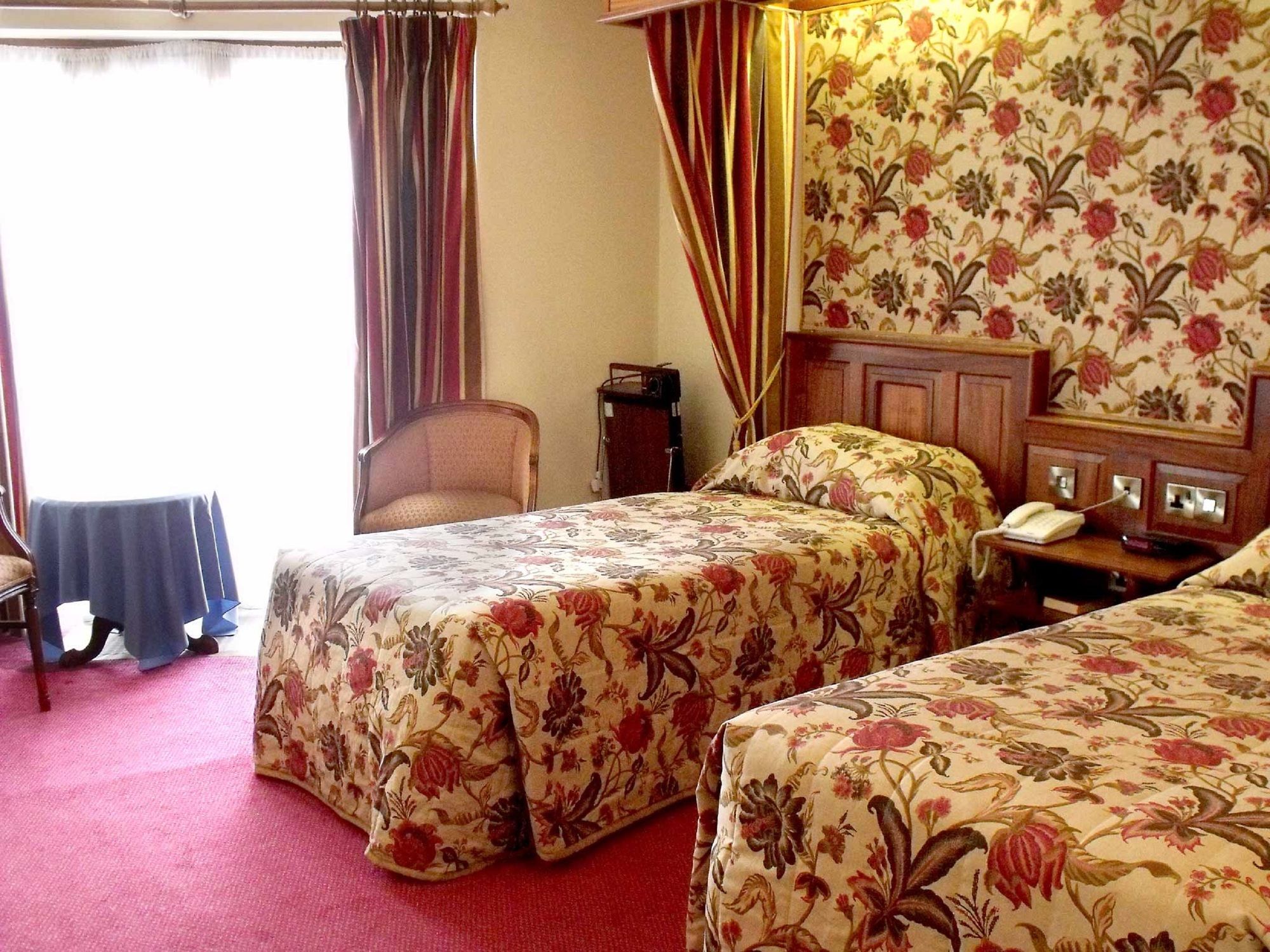 Фото The Feathers Hotel