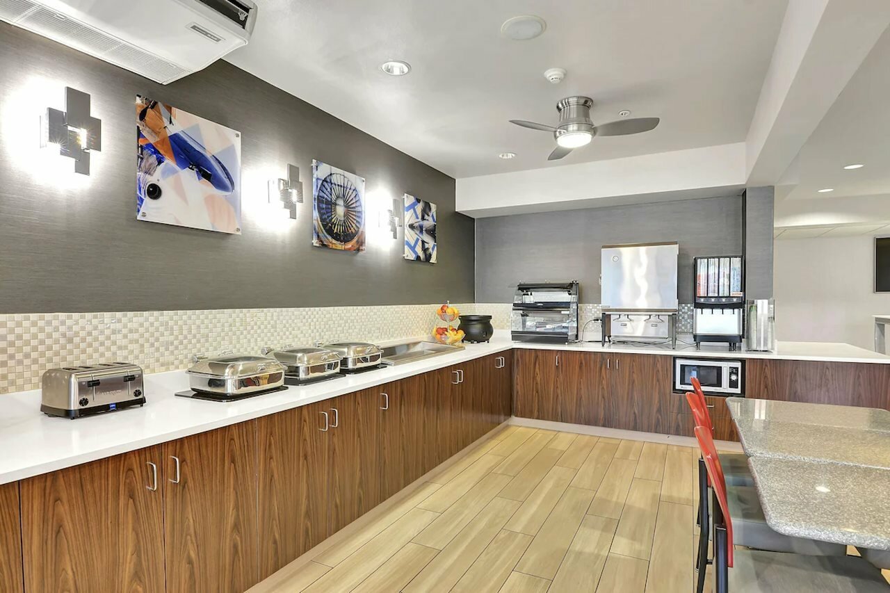 Фото Executive Residency by Best Western Navigator Inn & Suites