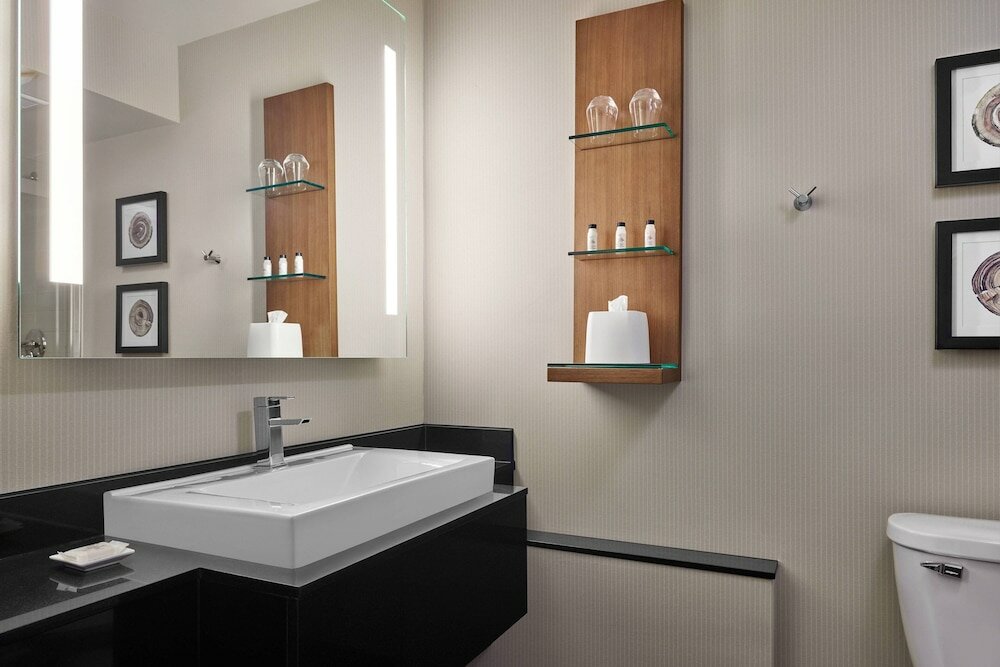 Фото Delta Hotels by Marriott Milwaukee Northwest