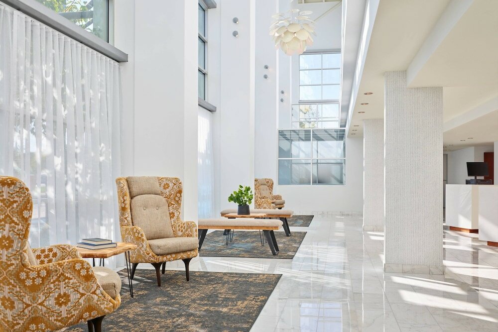 Фото Delta Hotels by Marriott Milwaukee Northwest