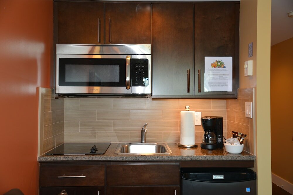 Фото Rosedale on Robson Suite Hotel