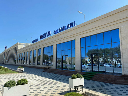 Deraza yonida yalangoch qizlar